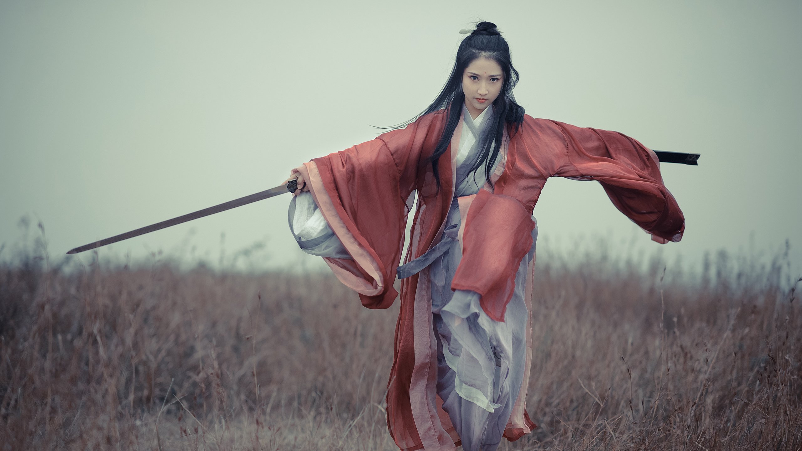 球迷狂欢：现场氛围火爆，激烈赛事不断，球迷狂欢节