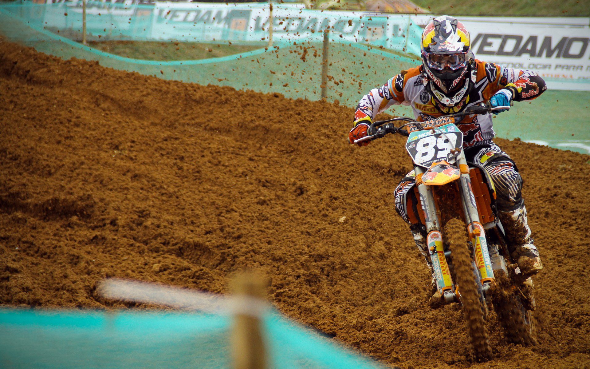 塞内加尔骑手马马杜·巴在非洲马术锦标赛上首次亮相即夺得障碍赛银牌，表现出色。